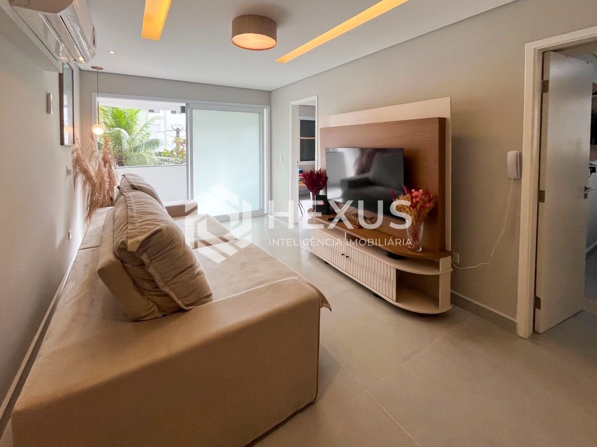 Foto 4 de Apartamento reformado com varanda na quadra mar da Praia das Pitangueiras, Guaruja