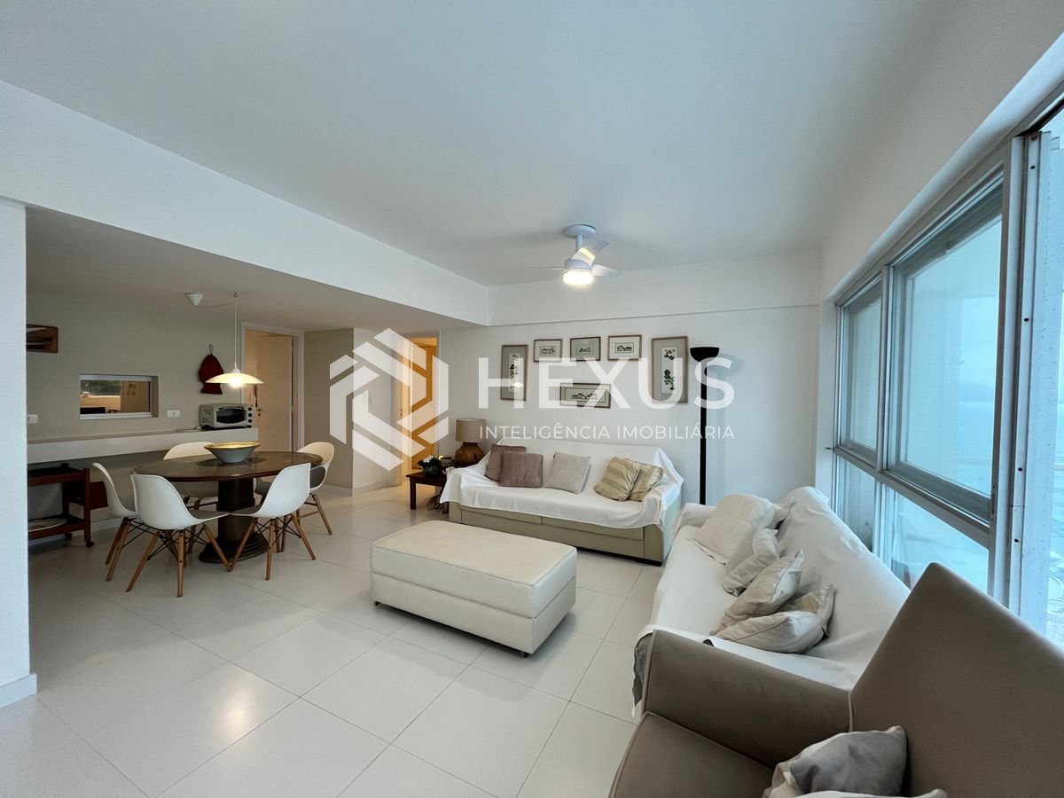 Foto 4 de Apartamento reformado frente mar com varanda vista mar na Praia das Pitangueiras, Guaruja