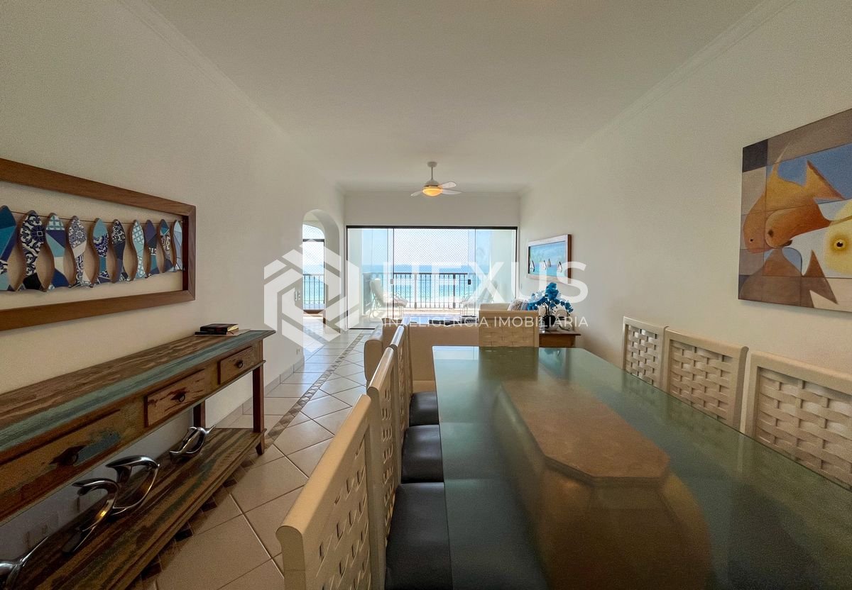 Foto 3 de Apartamento frente mar com varanda na Praia das Pitangueiras, Guaruja