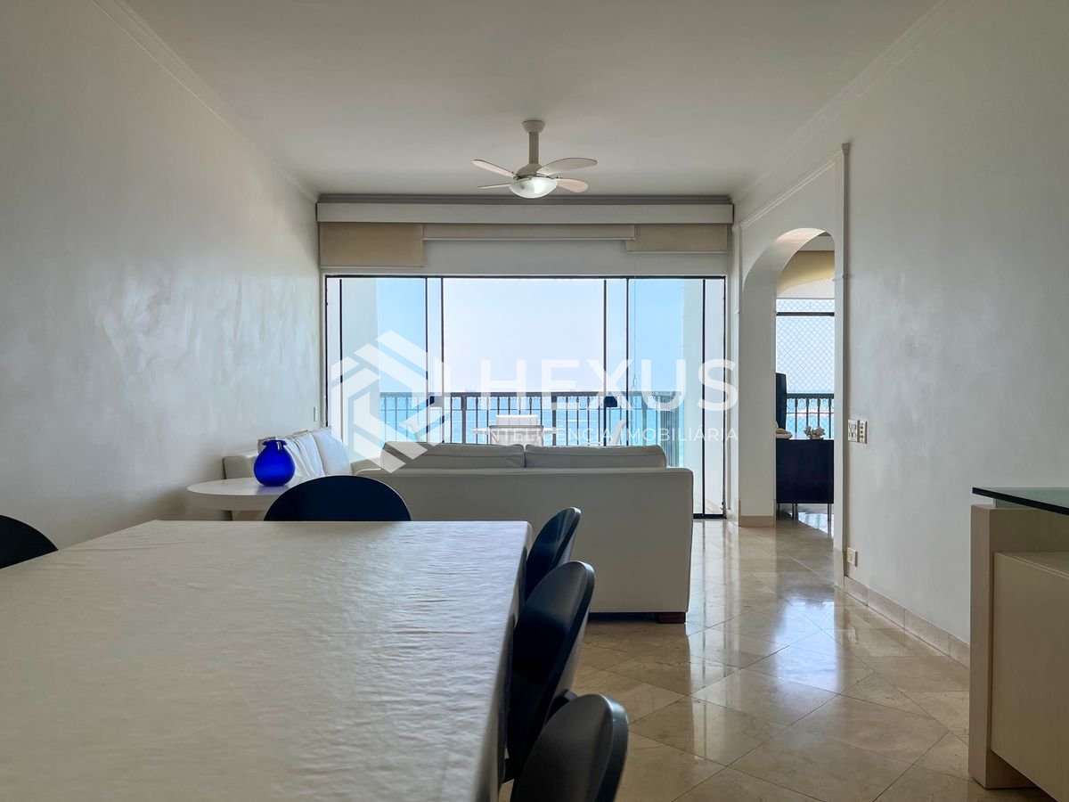 Foto 3 de Apartamento frente mar com varanda na Praia das Pitangueiras, Guaruja