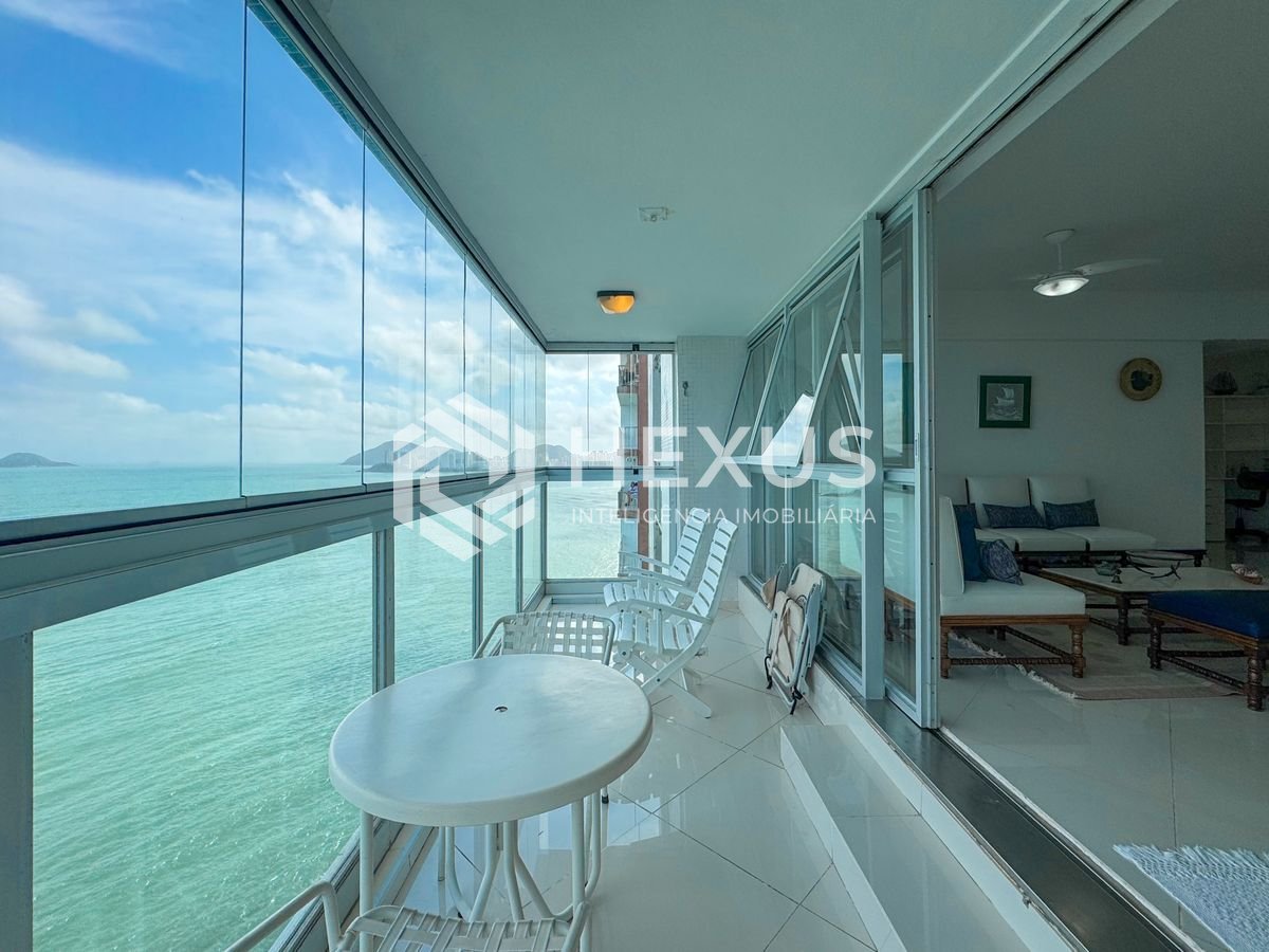 Foto 2 de Apartamento frente mar com varanda e vista mar na Praia das Pitangueiras, Guaruja