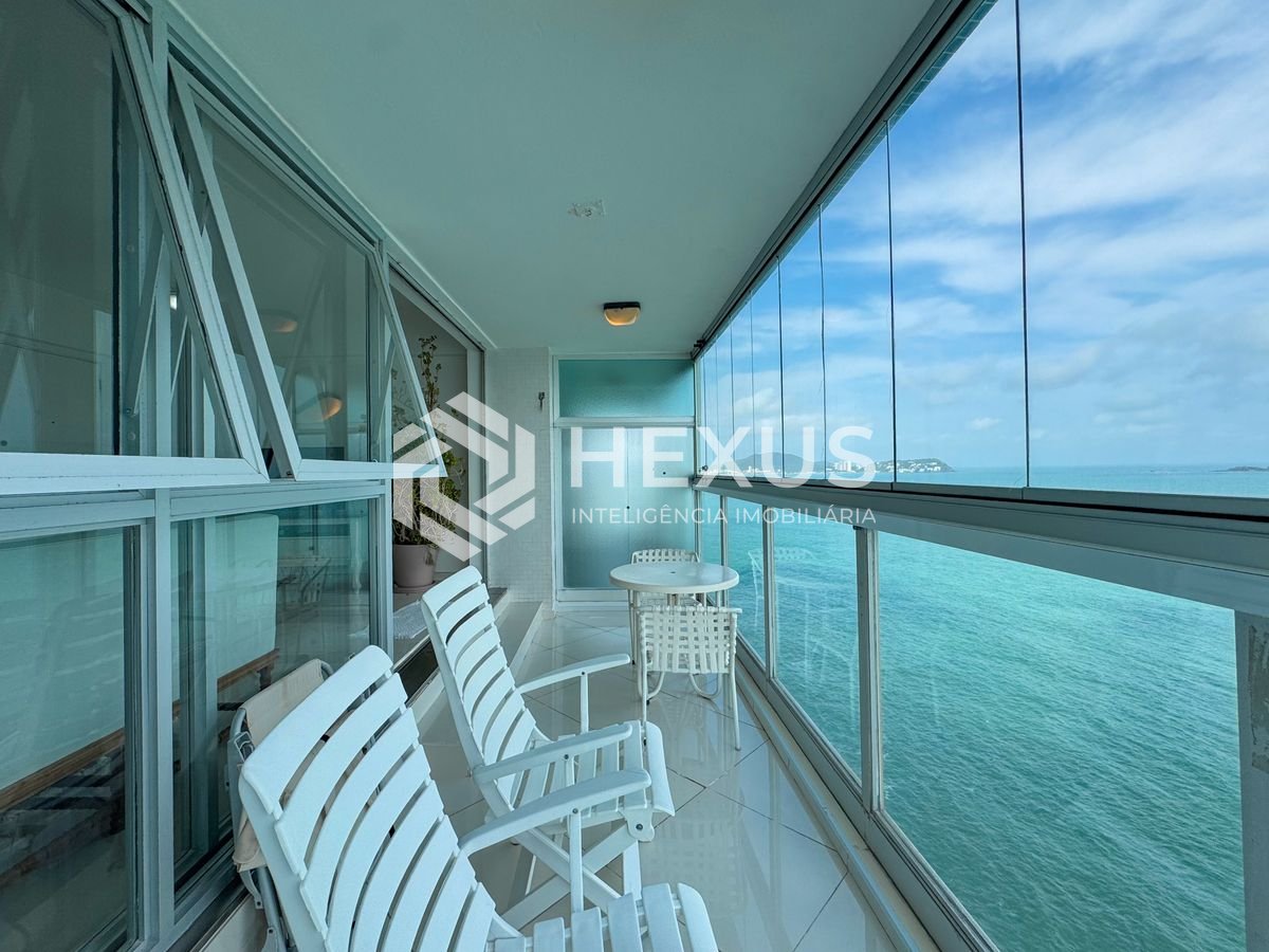 Foto 3 de Apartamento frente mar com varanda e vista mar na Praia das Pitangueiras, Guaruja