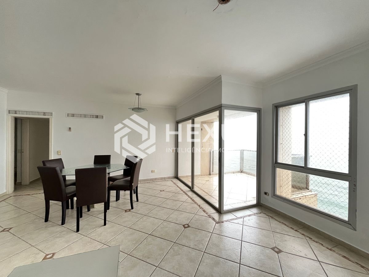Foto 3 de Apartamento frente mar reformado com varanda na Praia das Pitangueiras, Guaruja