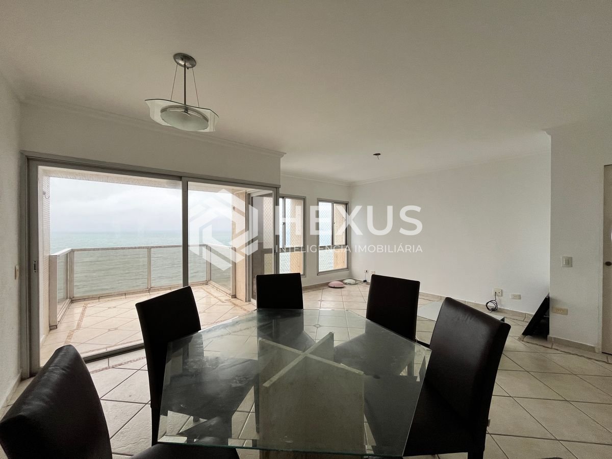 Foto 4 de Apartamento frente mar reformado com varanda na Praia das Pitangueiras, Guaruja