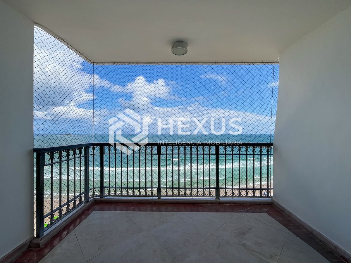 Foto 5 de Apartamento frente mar com varanda na Praia das Pitangueiras, Guaruja