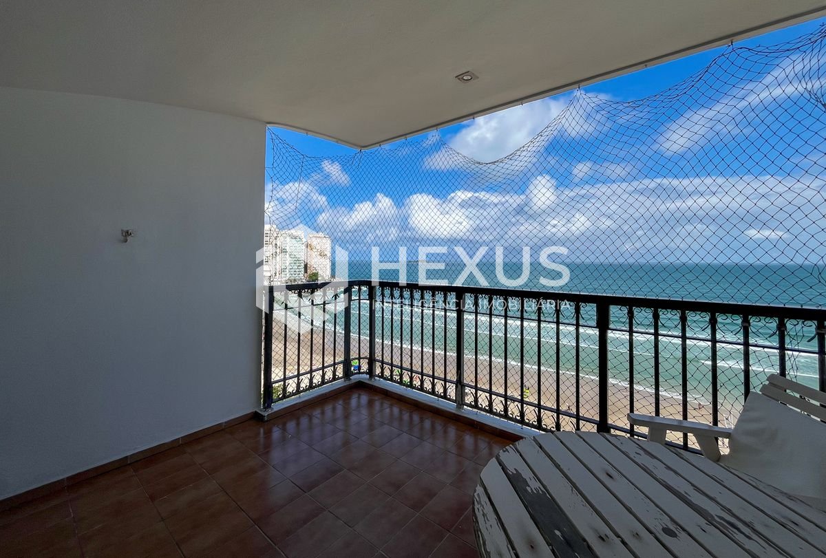 Foto 2 de Apartamento frente mar com varanda na Praia das Pitangueiras, Guaruja