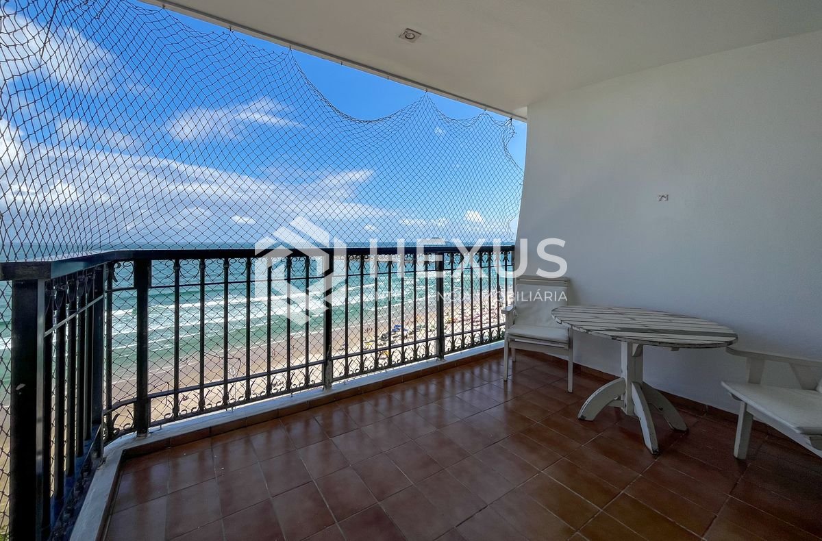 Foto 3 de Apartamento frente mar com varanda na Praia das Pitangueiras, Guaruja