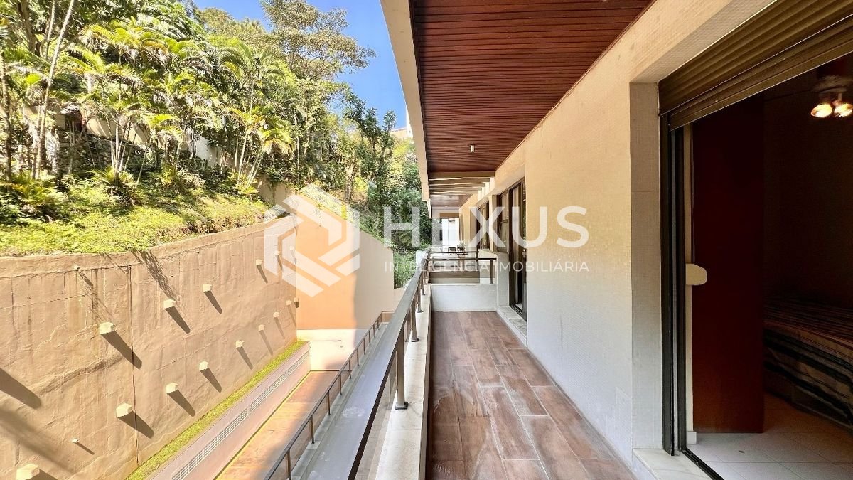 Foto 2 de Apartamento com varanda na quadra-mar da Praia das Pitangueiras, Guaruja
