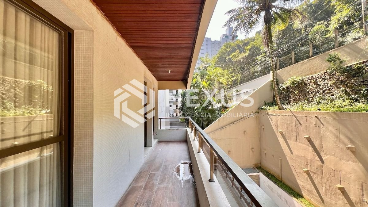 Foto 4 de Apartamento com varanda na quadra-mar da Praia das Pitangueiras, Guaruja