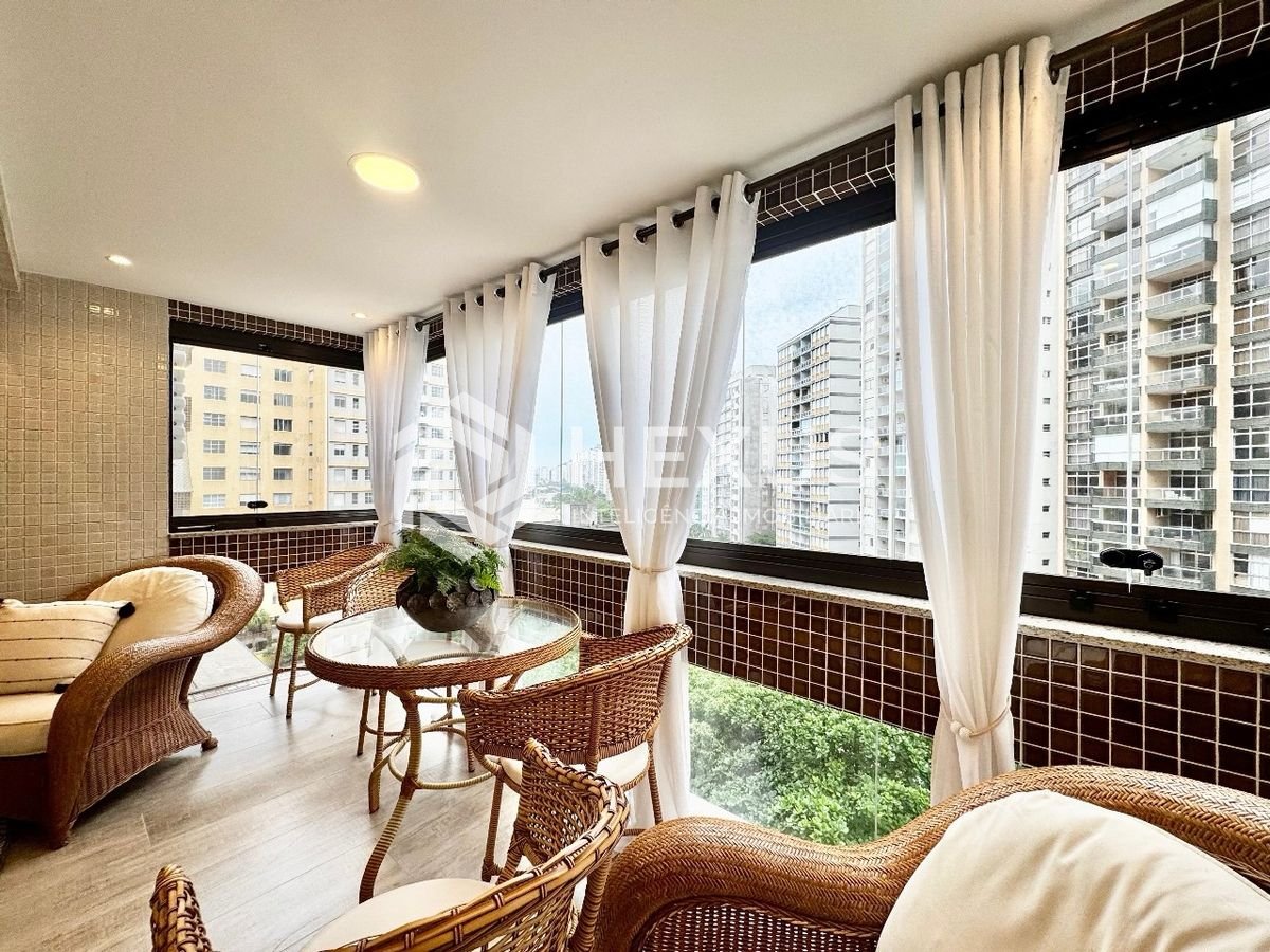 Foto 3 de Apartamento reformado com varanda, lazer e vista mar na beira mar da Praia das Pitangueiras, Guaruja