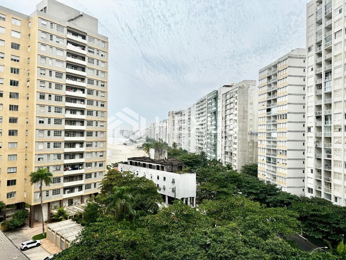 Foto 4 de Apartamento reformado com varanda, lazer e vista mar na beira mar da Praia das Pitangueiras, Guaruja