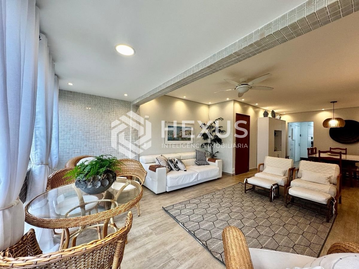 Foto 5 de Apartamento reformado com varanda, lazer e vista mar na beira mar da Praia das Pitangueiras, Guaruja