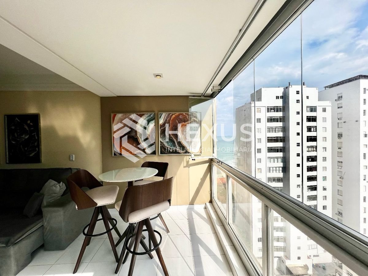 Foto 2 de Apartamento reformado com varanda e lazer na quadra mar da Praia das Pitangueiras, Guaruja
