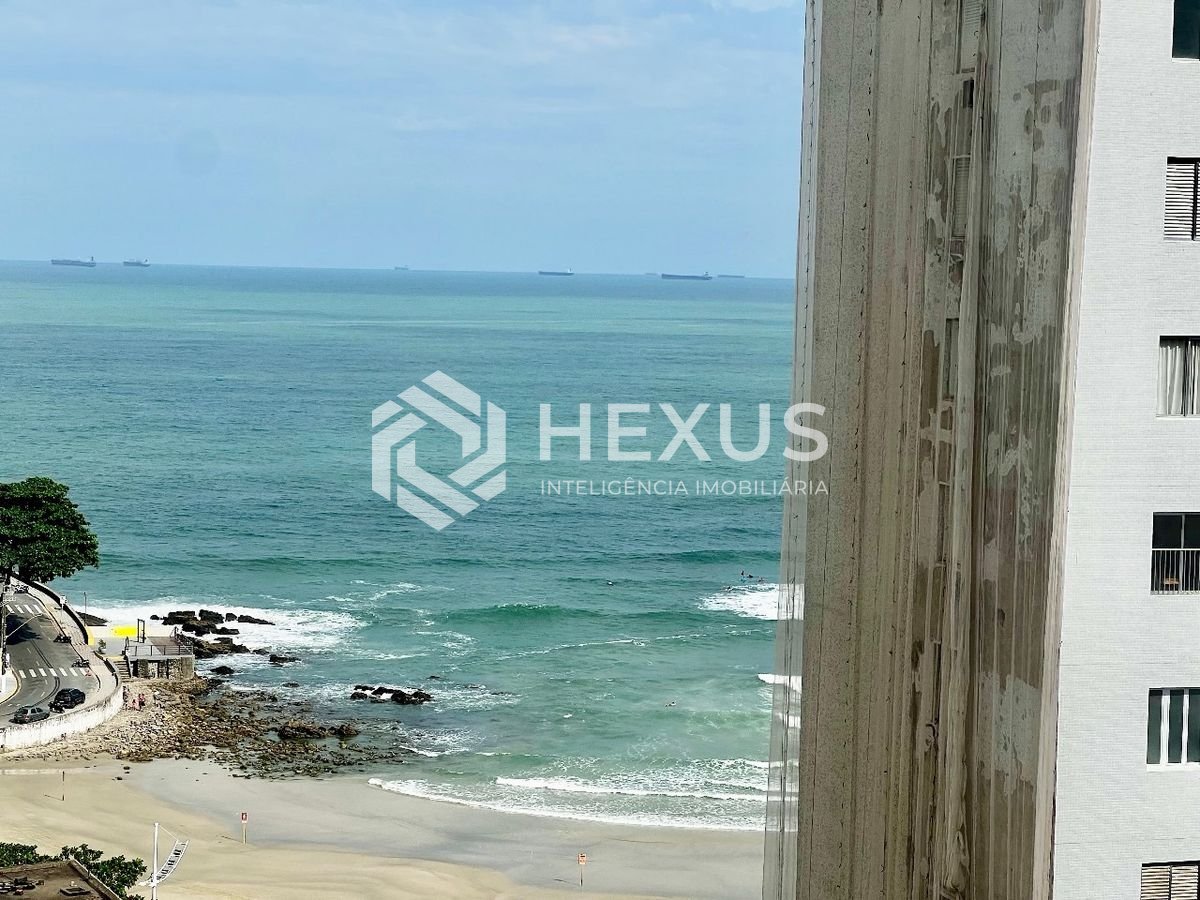 Foto 3 de Apartamento reformado com varanda e lazer na quadra mar da Praia das Pitangueiras, Guaruja