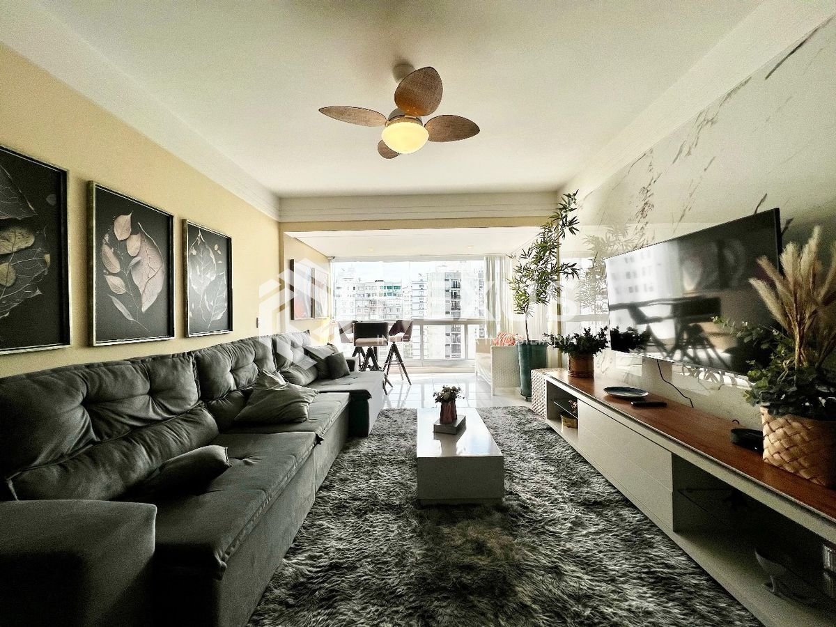 Foto 4 de Apartamento reformado com varanda e lazer na quadra mar da Praia das Pitangueiras, Guaruja