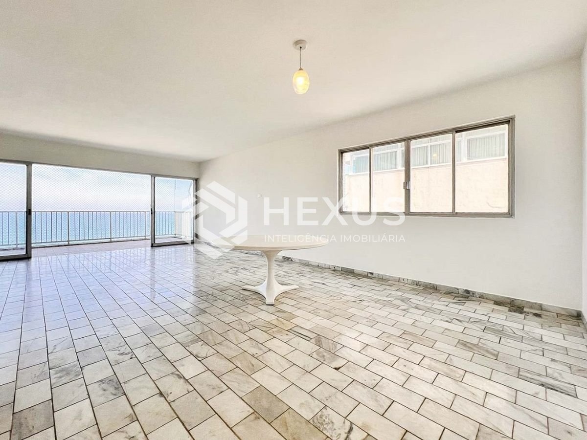Foto 5 de Apartamento frente mar com varanda na Praia das Pitangueiras, Guaruja