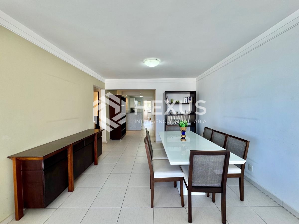 Foto 5 de Apartamento frente mar reformado com varanda e lazer na Praia das Pitangueiras, Guaruja