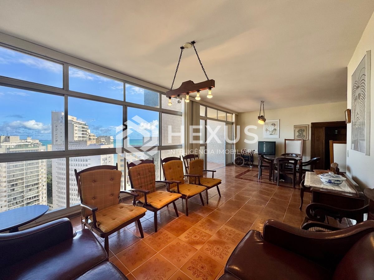 Foto 4 de Apartamento beira mar reformado com varanda e lazer na Praia das Pitangueiras, Guaruja