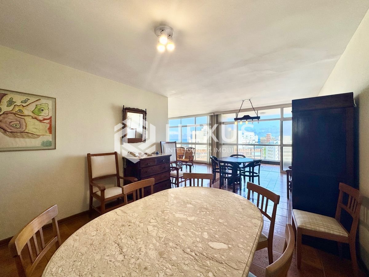 Foto 5 de Apartamento beira mar reformado com varanda e lazer na Praia das Pitangueiras, Guaruja