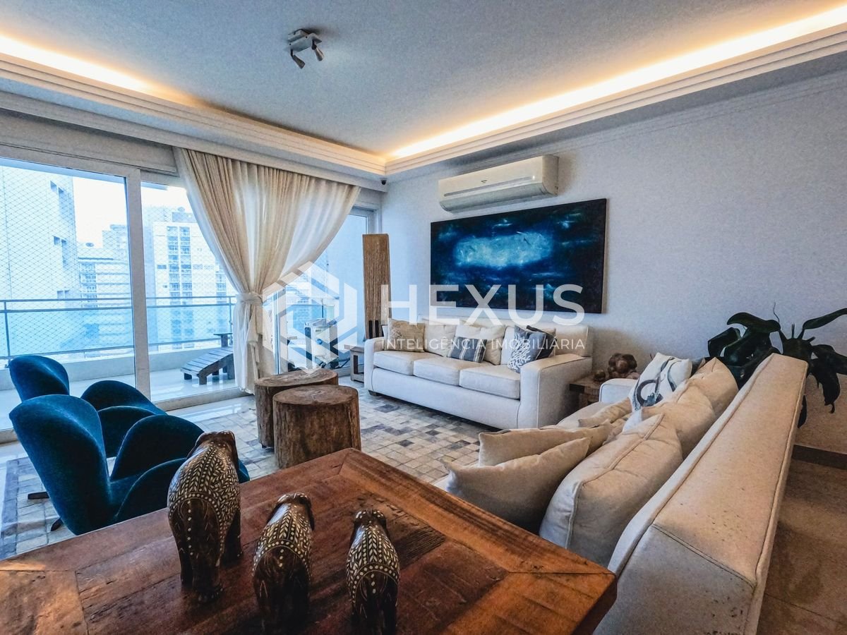 Foto 2 de Apartamento com varanda e vista mar na beira mar da Praia das Pitangueiras, Guaruja