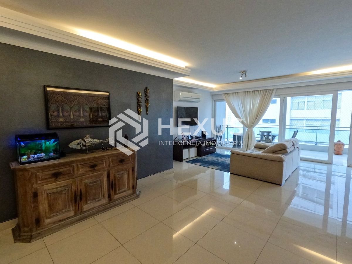 Foto 3 de Apartamento com varanda e vista mar na beira mar da Praia das Pitangueiras, Guaruja