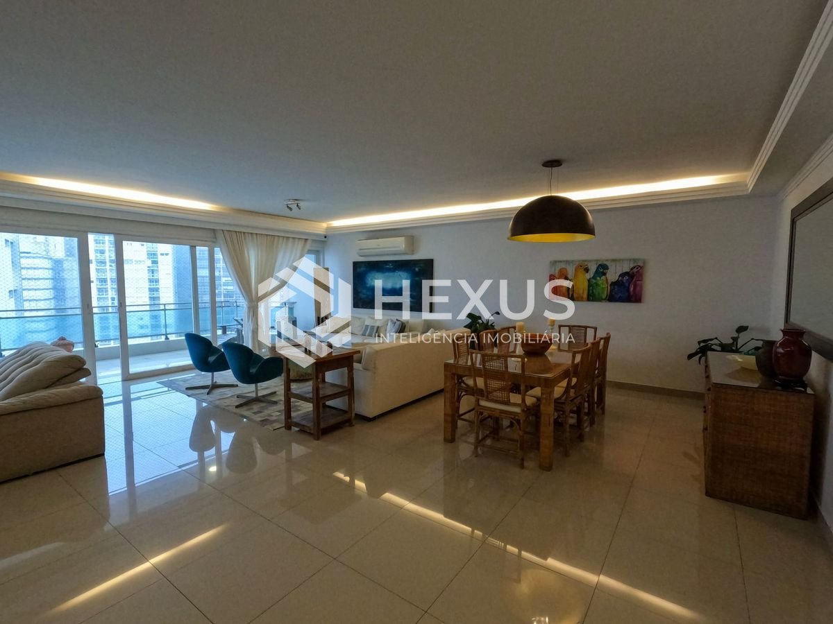 Foto 4 de Apartamento com varanda e vista mar na beira mar da Praia das Pitangueiras, Guaruja