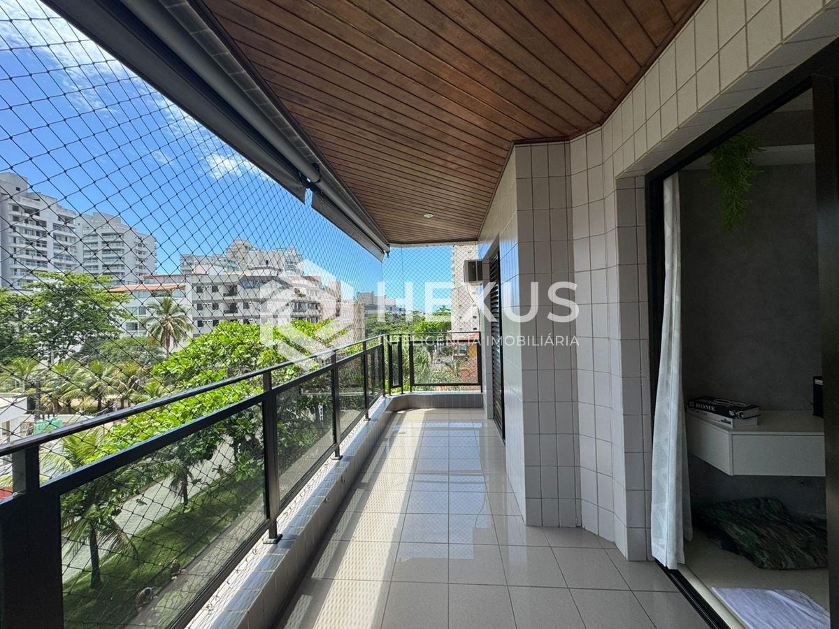 Foto 2 de Apartamento reformado com varanda gourmet na Praia da Enseada, Guaruja
