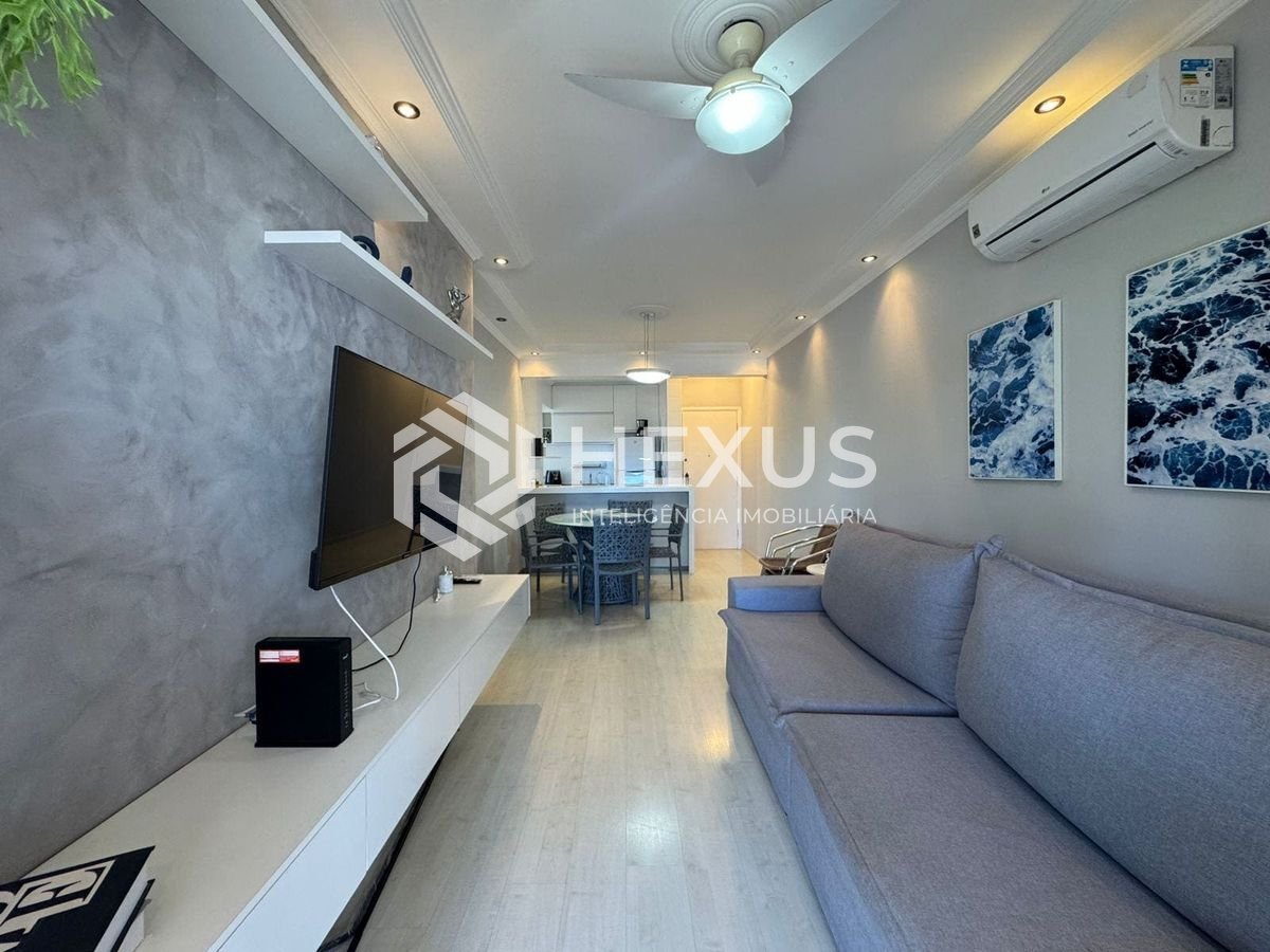 Foto 3 de Apartamento reformado com varanda gourmet na Praia da Enseada, Guaruja