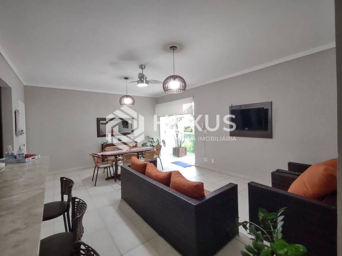 Foto 3 de Apartamento com varanda na região do Hotel Casa Grande na Praia da Enseada, Guaruja