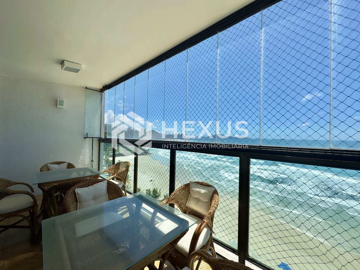 Foto 2 de Apartamento frente mar com varanda em prédio com lazer na beira mar da Praia das Astúrias, Guarujá-SP.