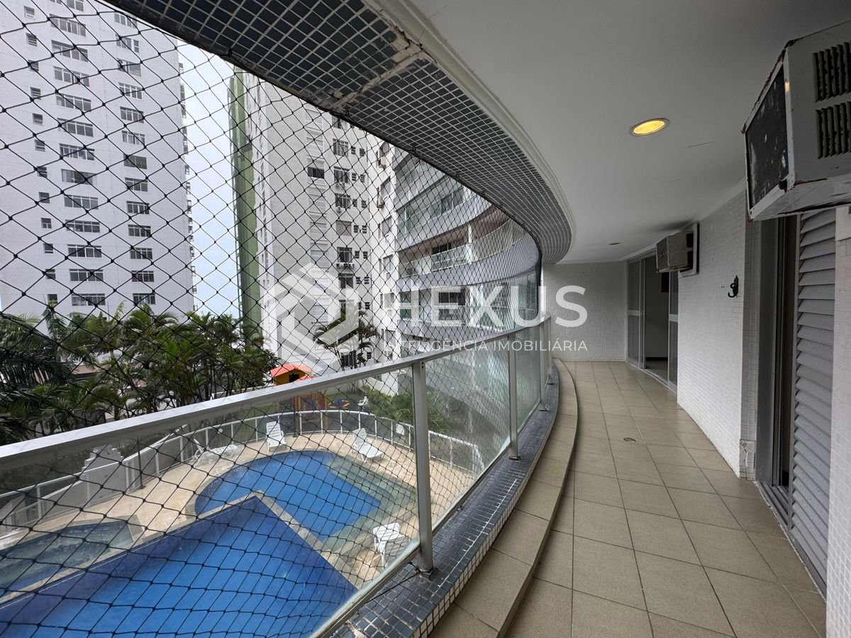 Foto 2 de Apartamento reformado com varanda, vista mar e lazer na quadra mar da Praia das Pitangueiras, Guaruja