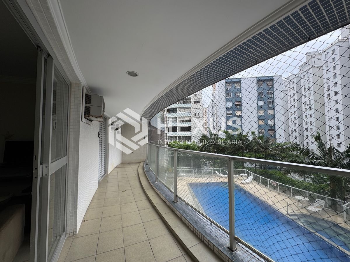 Foto 3 de Apartamento reformado com varanda, vista mar e lazer na quadra mar da Praia das Pitangueiras, Guaruja