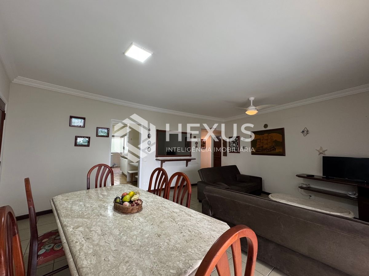 Foto 5 de Apartamento reformado com varanda, vista mar e lazer na quadra mar da Praia das Pitangueiras, Guaruja