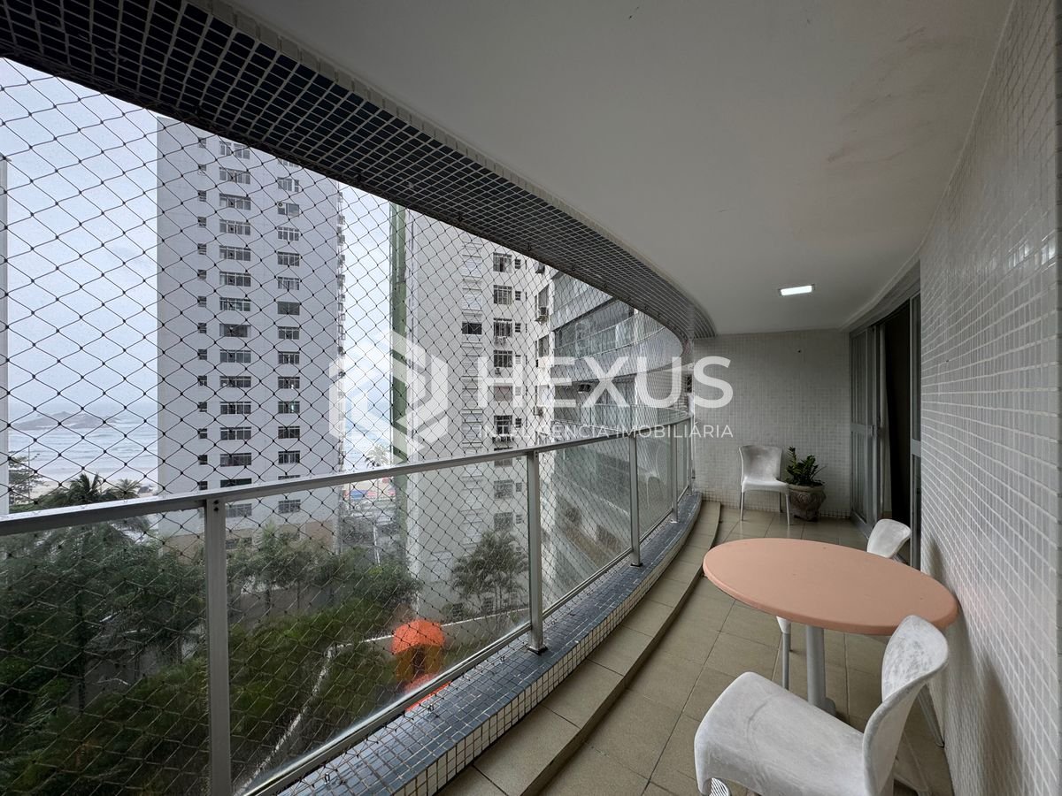 Foto 2 de Apartamento reformado com varanda, lazer e vista mar na quadra mar da Praia das Pitangueiras, Guaruja