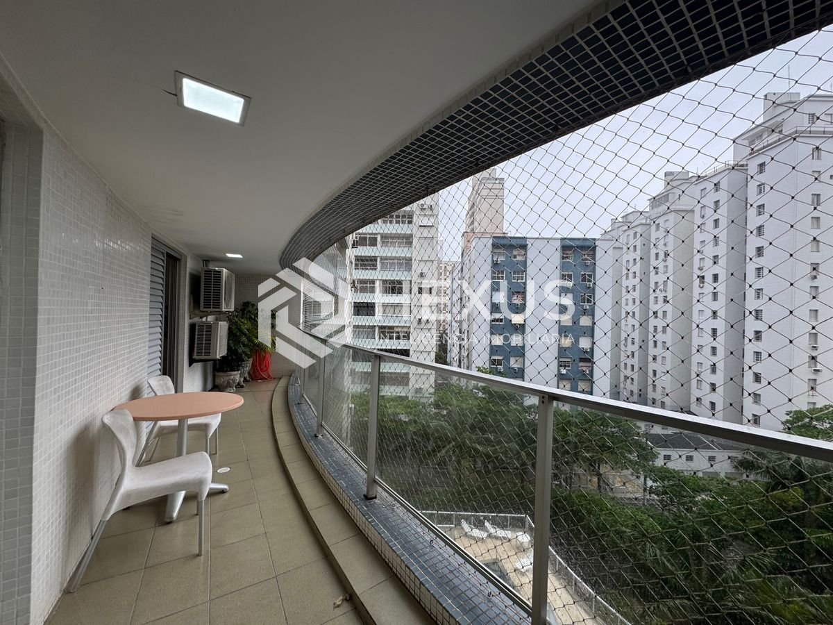 Foto 3 de Apartamento reformado com varanda, lazer e vista mar na quadra mar da Praia das Pitangueiras, Guaruja
