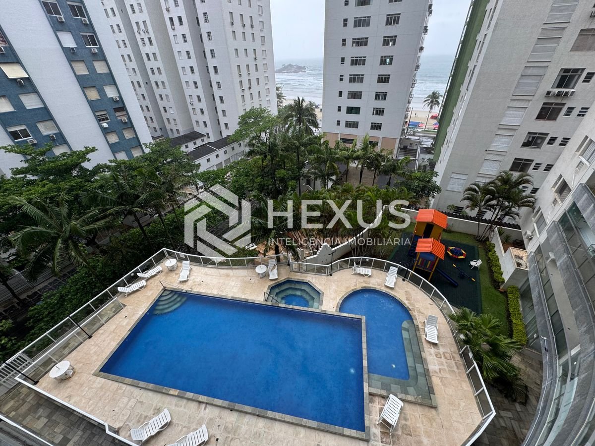 Foto 4 de Apartamento reformado com varanda, lazer e vista mar na quadra mar da Praia das Pitangueiras, Guaruja