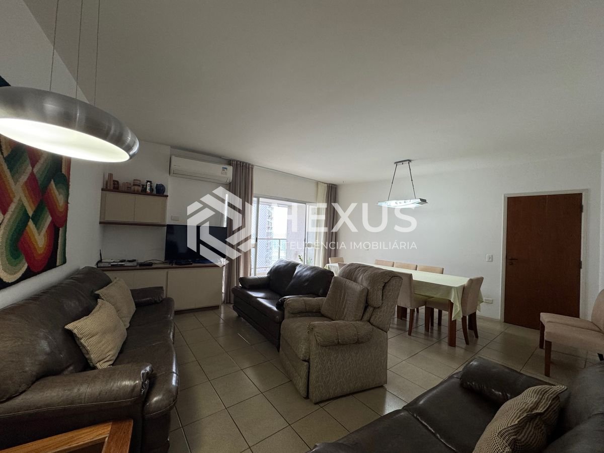 Foto 5 de Apartamento reformado com varanda, lazer e vista mar na quadra mar da Praia das Pitangueiras, Guaruja