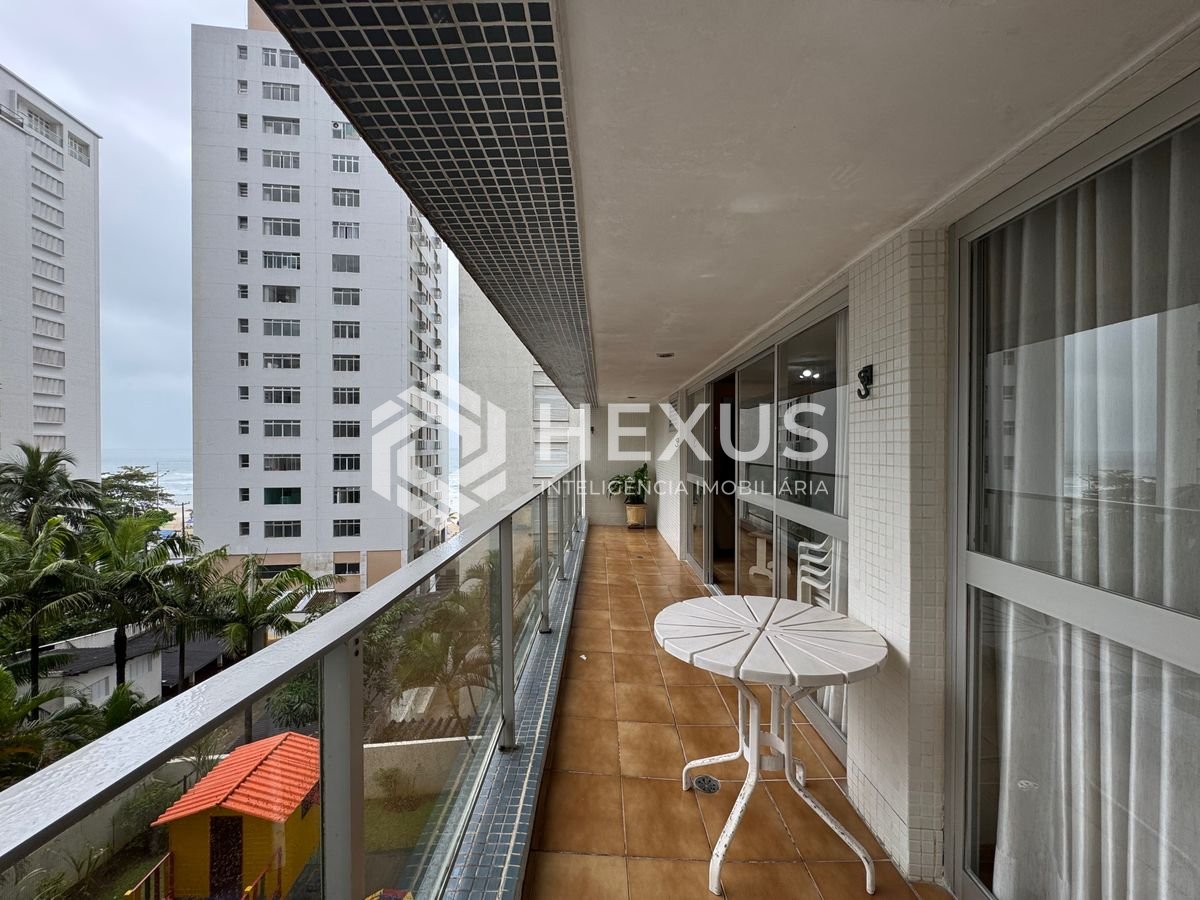 Foto 2 de Apartamento reformado com varanda, vista mar e lazer na quadra mar da Praia das Pitangueiras, Guaruja