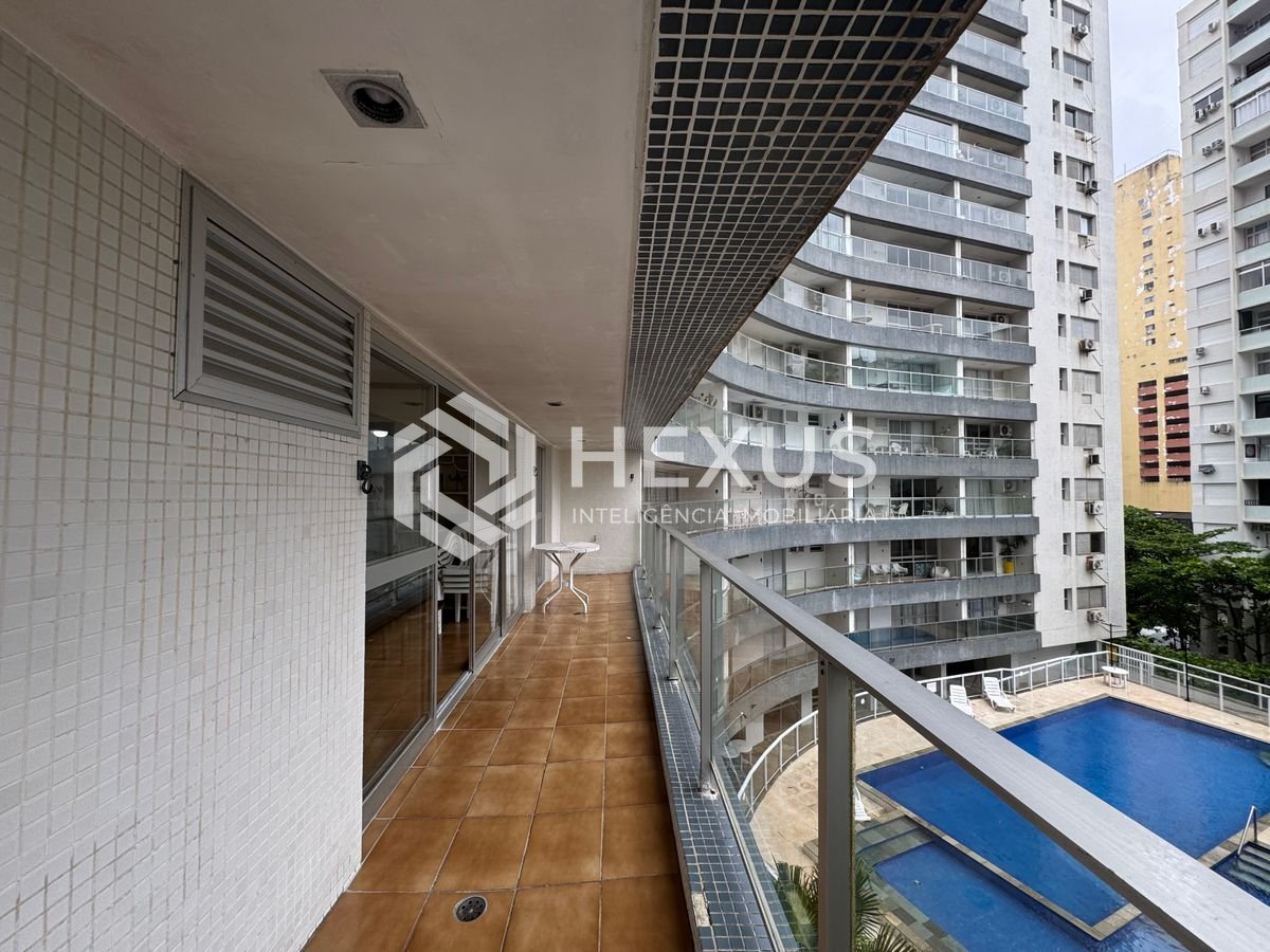 Foto 3 de Apartamento reformado com varanda, vista mar e lazer na quadra mar da Praia das Pitangueiras, Guaruja