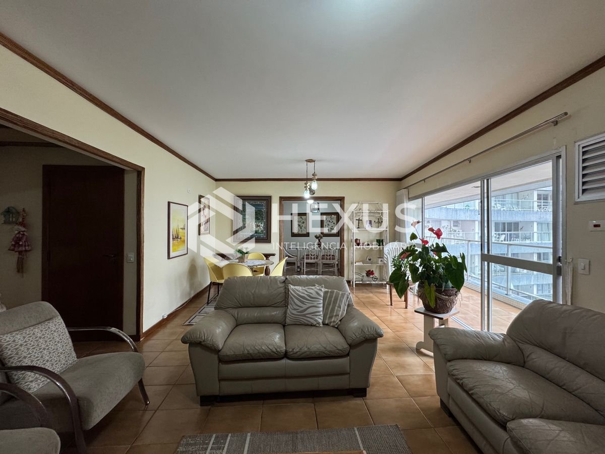 Foto 5 de Apartamento reformado com varanda, vista mar e lazer na quadra mar da Praia das Pitangueiras, Guaruja