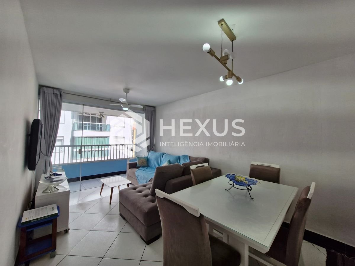 Foto 2 de Apartamento reformado com varanda e vista mar na quadra mar da Praia das Pitangueiras, Guaruja
