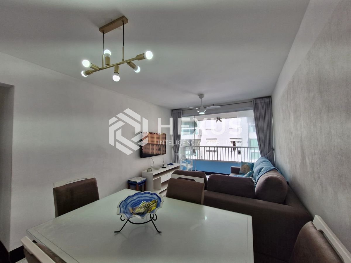 Foto 3 de Apartamento reformado com varanda e vista mar na quadra mar da Praia das Pitangueiras, Guaruja