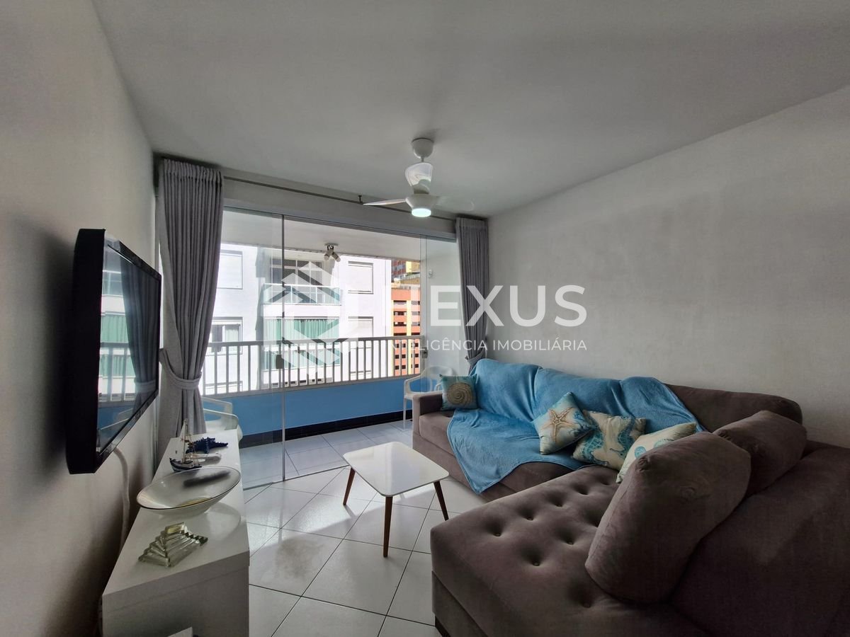 Foto 5 de Apartamento reformado com varanda e vista mar na quadra mar da Praia das Pitangueiras, Guaruja
