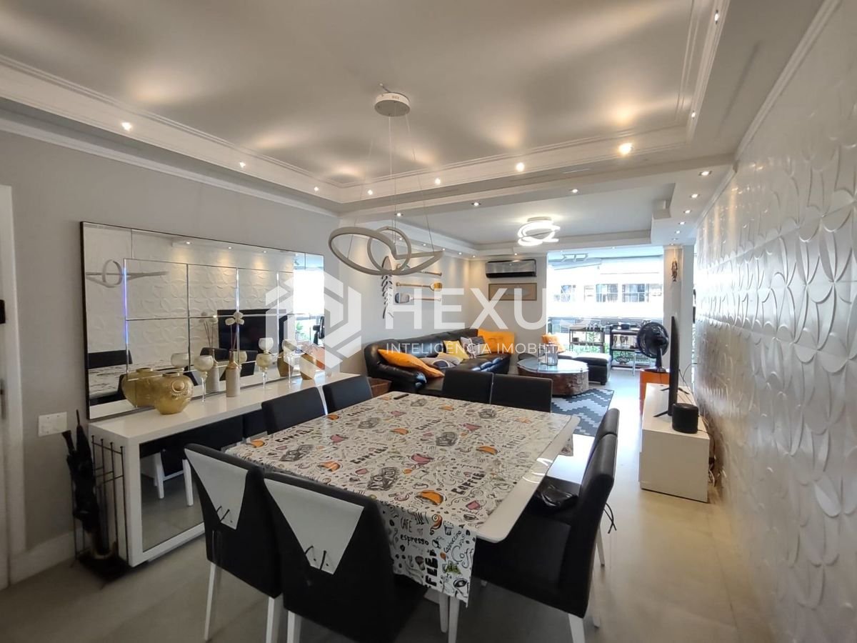 Foto 4 de Apartamento reformado com varanda gourmet e lazer na Praia da Enseada, Guaruja
