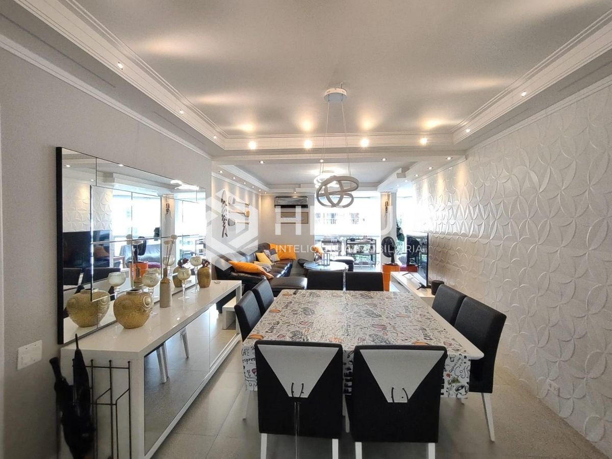 Foto 5 de Apartamento reformado com varanda gourmet e lazer na Praia da Enseada, Guaruja