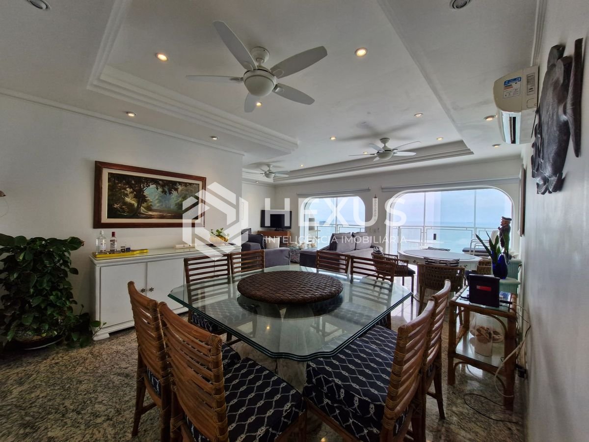 Foto 3 de Apartamento reformado frente mar com varanda na Praia das Pitangueiras, Guaruja
