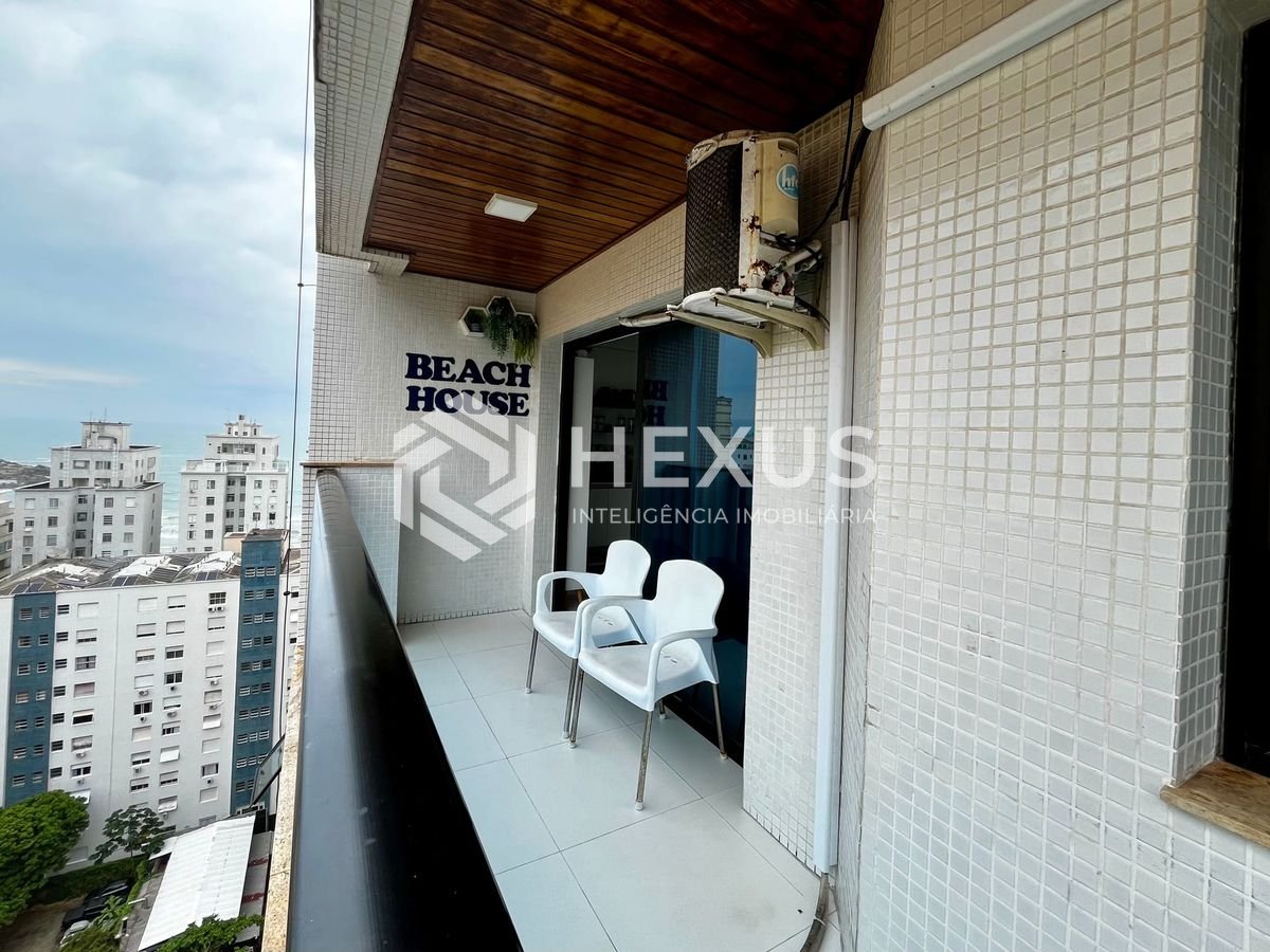 Foto 2 de Apartamento reformado com varanda e lazer na Praia das Pitangueiras, Guaruja