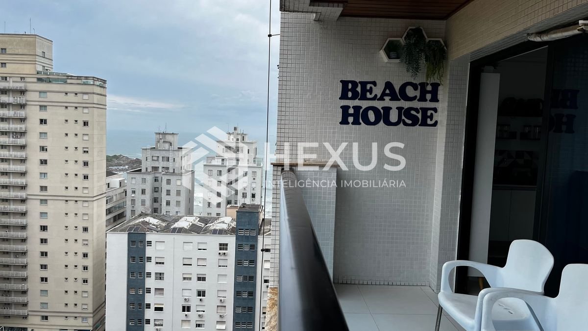Foto 3 de Apartamento reformado com varanda e lazer na Praia das Pitangueiras, Guaruja