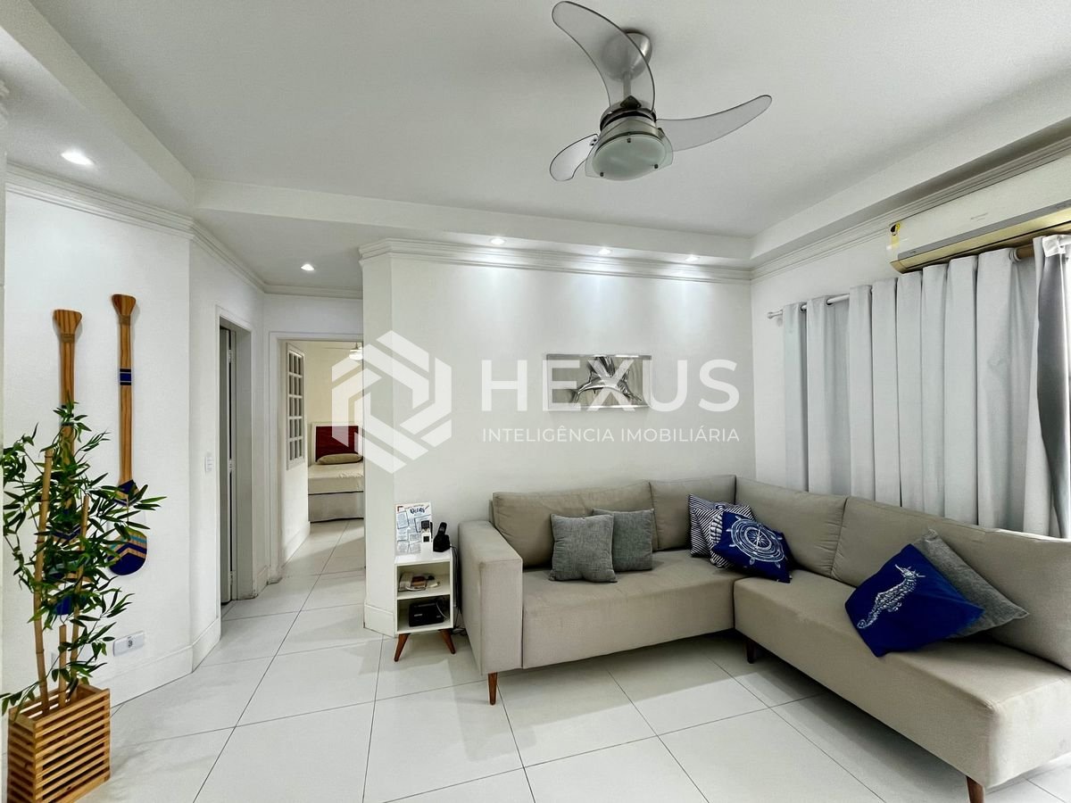 Foto 5 de Apartamento reformado com varanda e lazer na Praia das Pitangueiras, Guaruja