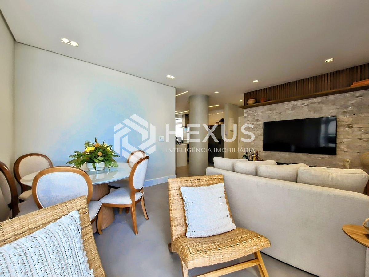 Foto 2 de Apartamento reformado frente mar com varanda na Praia das Pitangueiras, Guaruja